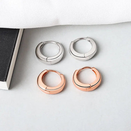 Arracadas Huggie Modernas: Elegancia Minimalista en Tres Tonos