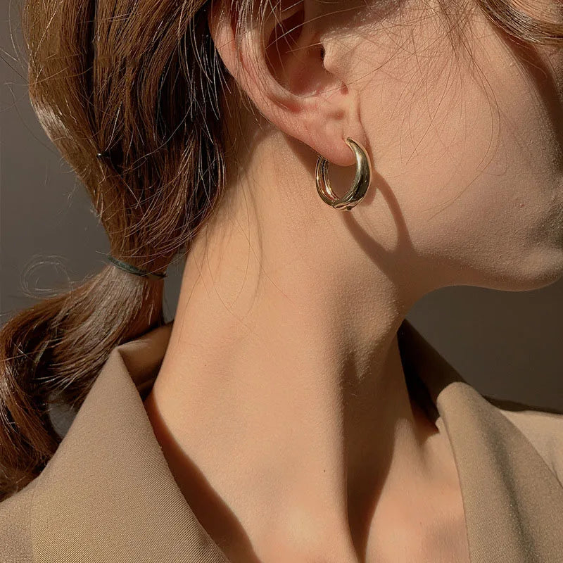 Arracadas Huggie Modernas: Elegancia Minimalista en Tres Tonos