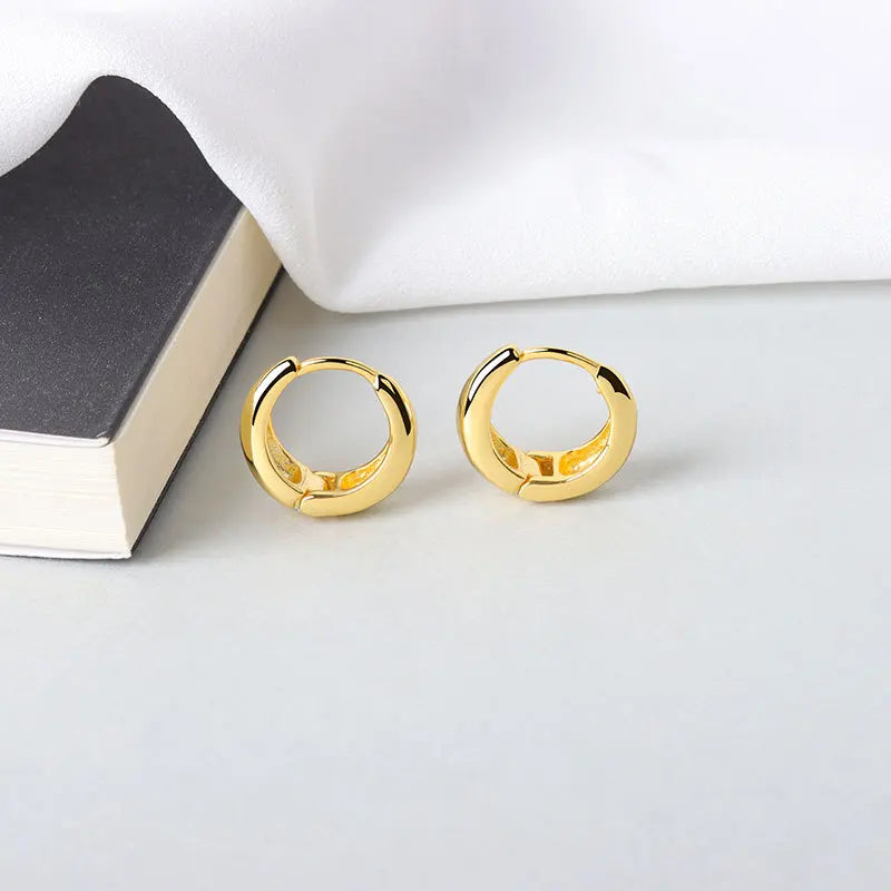 Arracadas Huggie Modernas: Elegancia Minimalista en Tres Tonos
