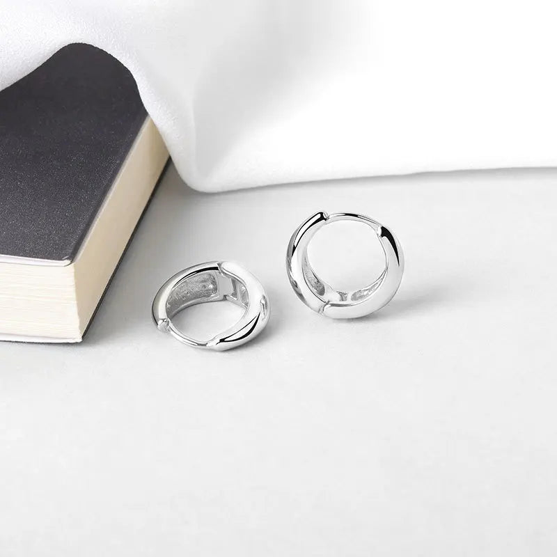Arracadas Huggie Modernas: Elegancia Minimalista en Tres Tonos
