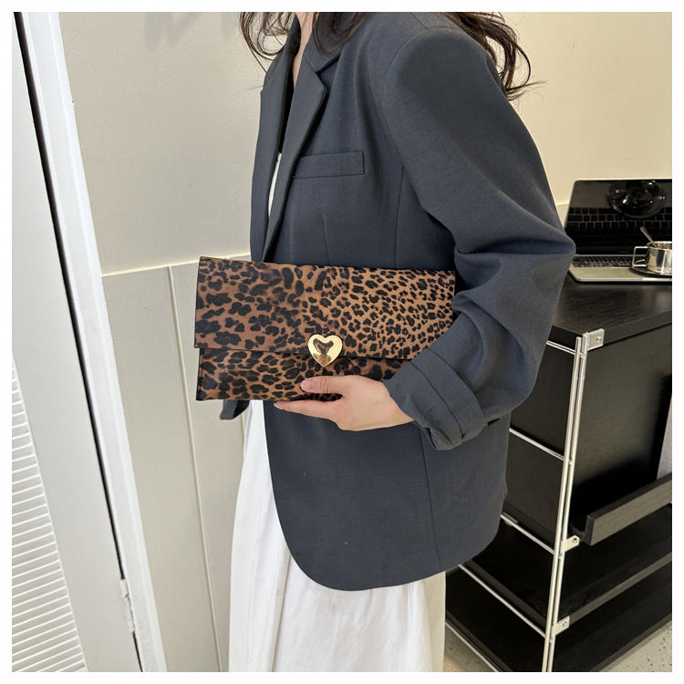 Colección Wild Heart: Sobres de Mano con Estampado Animal