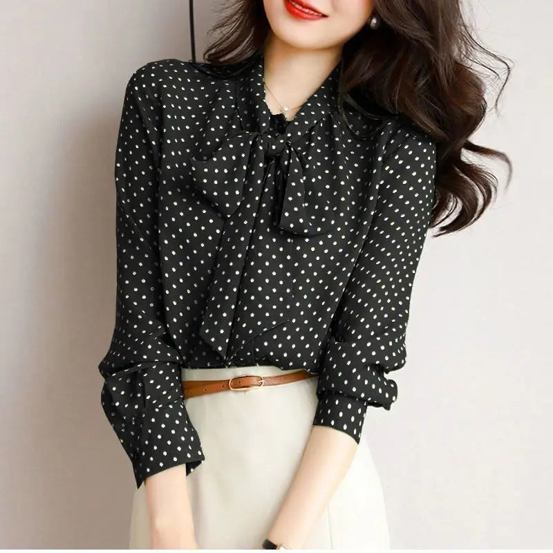Blusa "Retro Charm": Elegancia Verde con Lunares y Lazo