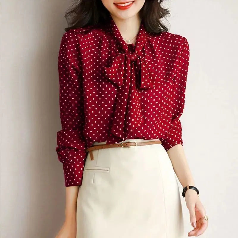 Blusa "Retro Charm": Elegancia Verde con Lunares y Lazo