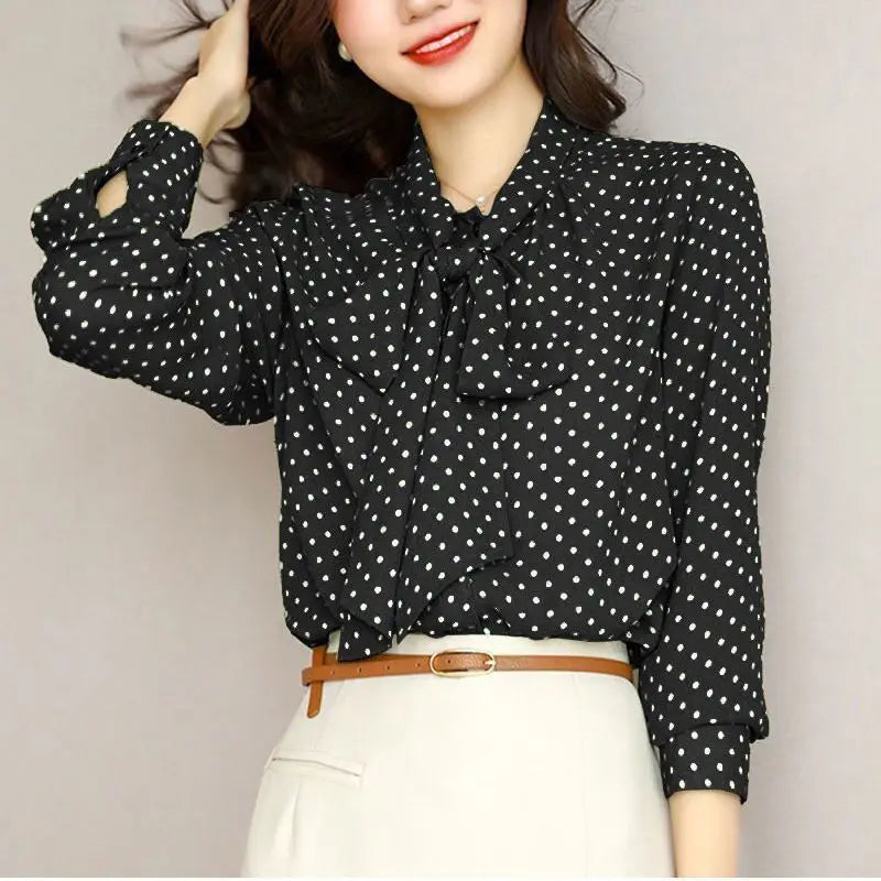 Blusa "Retro Charm": Elegancia Verde con Lunares y Lazo