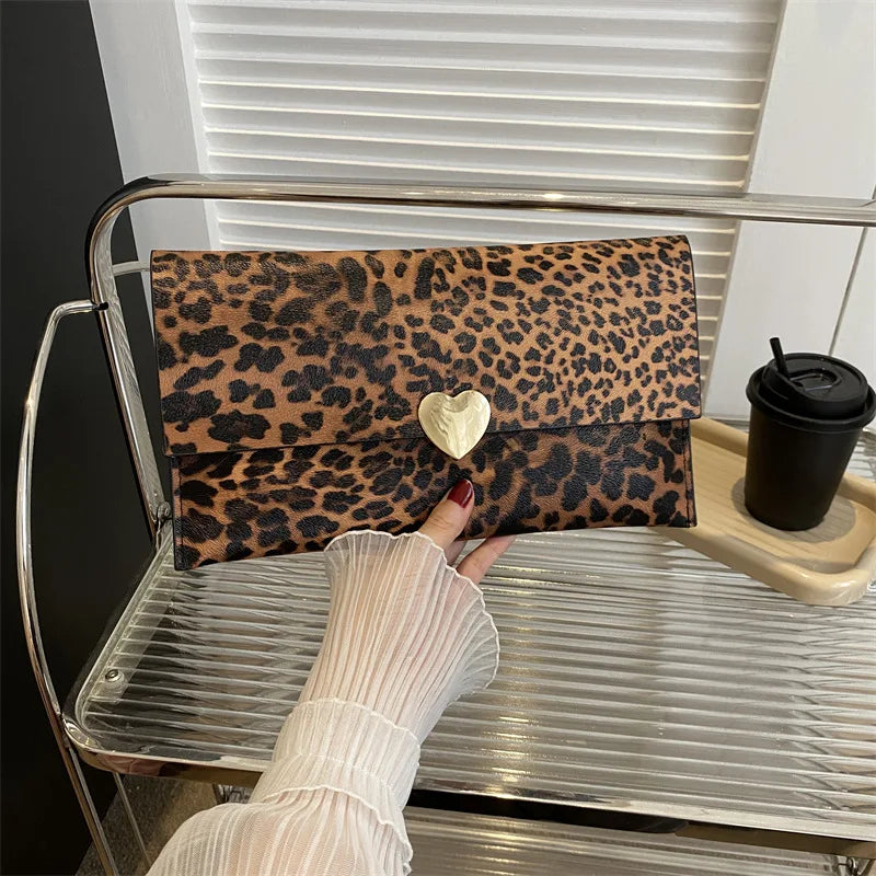 Colección Wild Heart: Sobres de Mano con Estampado Animal