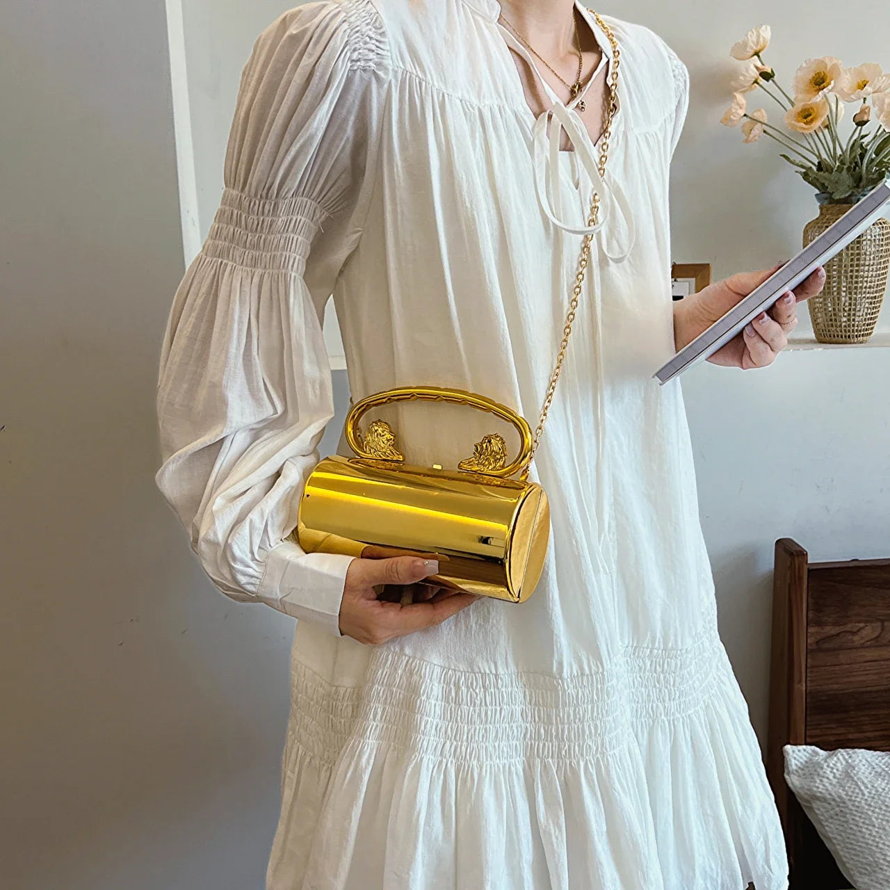 Clutch "Lion Majesty": Bolso Cilíndrico de Acabado Espejo