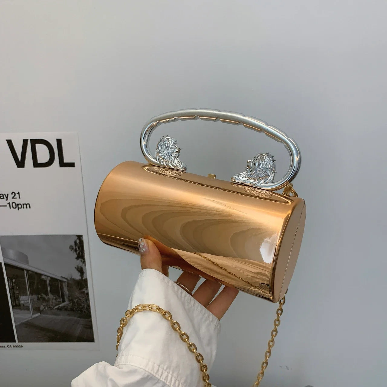 Clutch "Lion Majesty": Bolso Cilíndrico de Acabado Espejo
