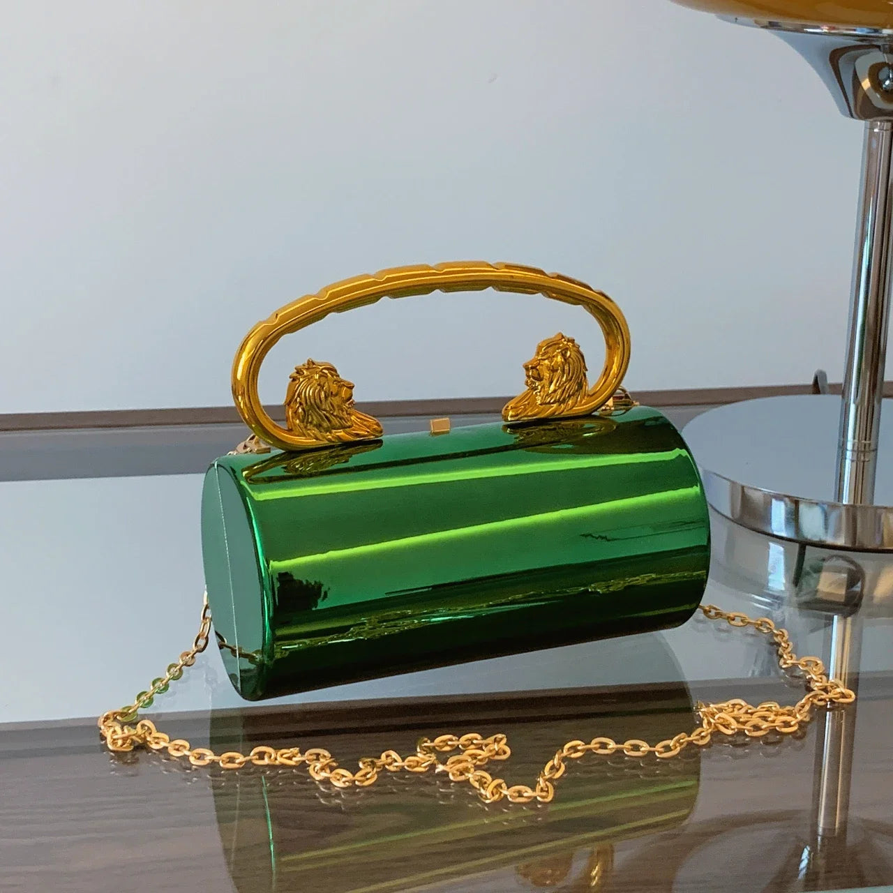 Clutch "Lion Majesty": Bolso Cilíndrico de Acabado Espejo