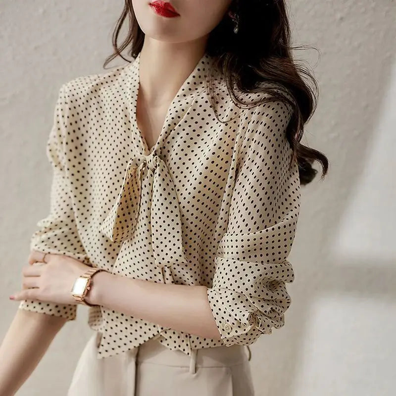 Blusa "Retro Charm": Elegancia Verde con Lunares y Lazo