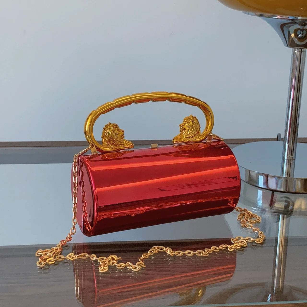 Clutch "Lion Majesty": Bolso Cilíndrico de Acabado Espejo