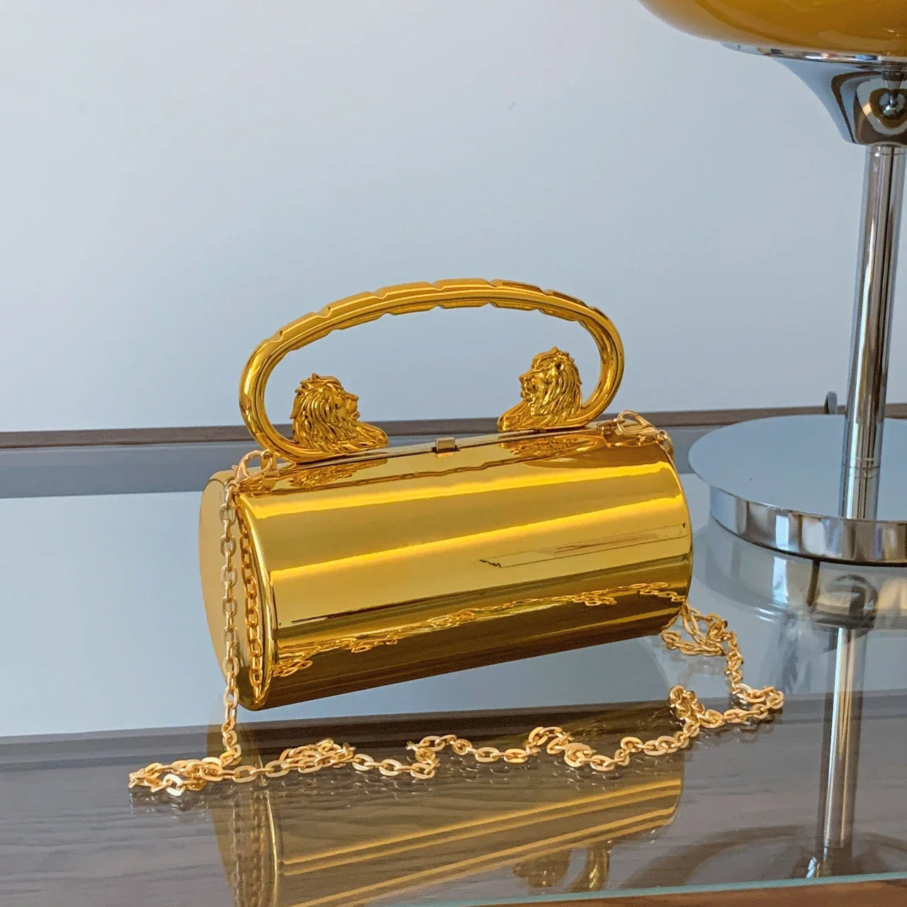 Clutch "Lion Majesty": Bolso Cilíndrico de Acabado Espejo