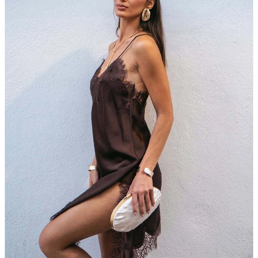 Alba - Vestido "Coco Lace": Vestido Lencero de Gasa Marrón con Encaje Asimétrico