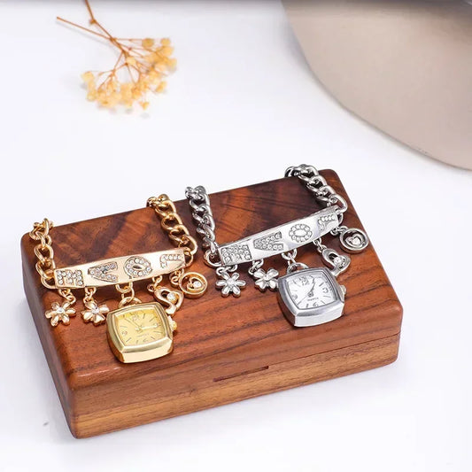 Reloj-Brazalete "Love Charms": Elegancia Juvenil con Dijes