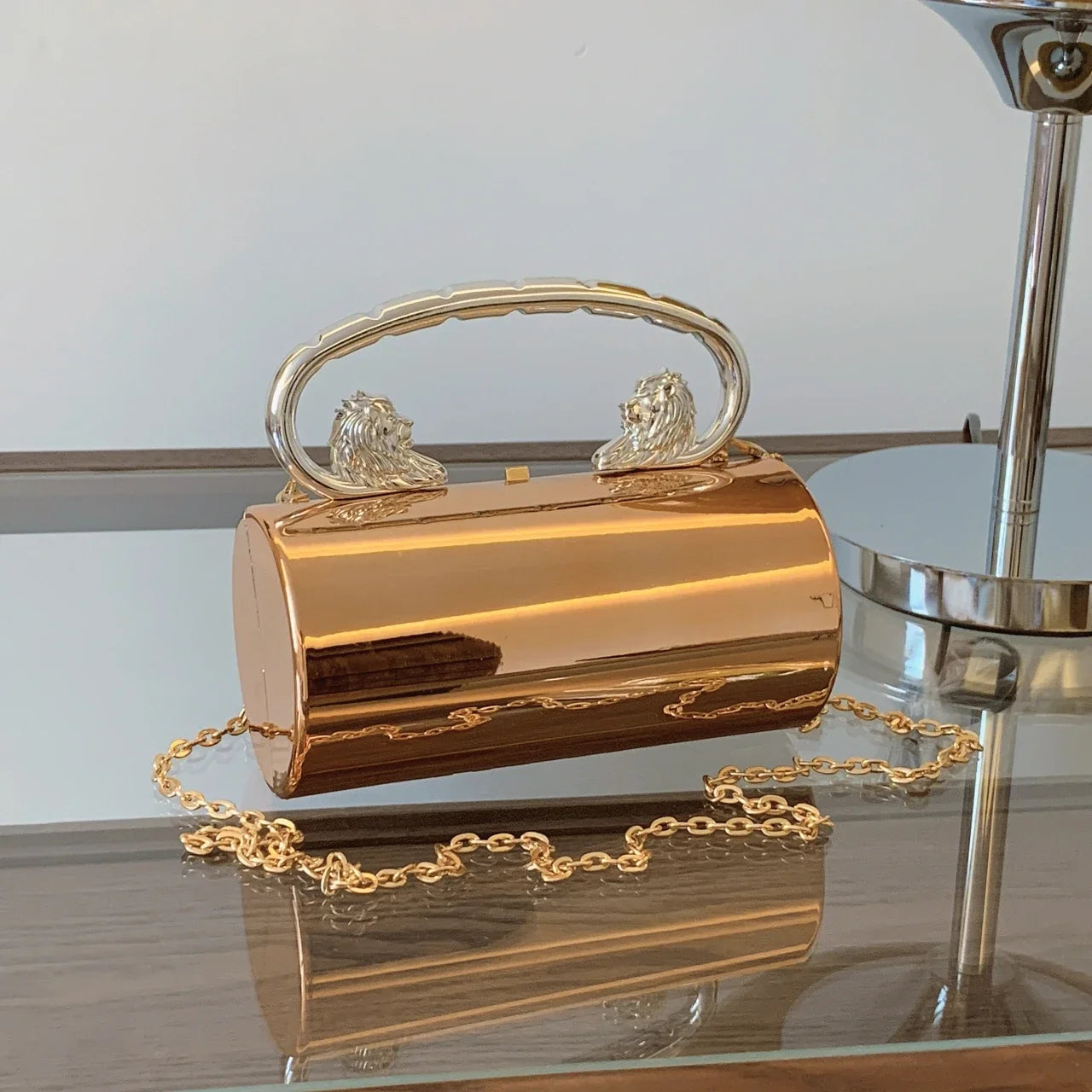 Clutch "Lion Majesty": Bolso Cilíndrico de Acabado Espejo
