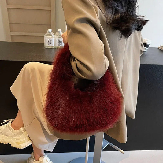 Bolso "Arctic Plush": Hobo de Pelo Sintético