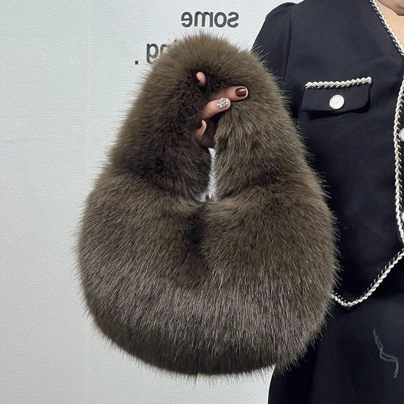 Bolso "Arctic Plush": Hobo de Pelo Sintético