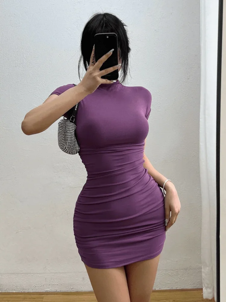 Vestido Mini "Shadow Contour": Diseño Ajustado con Cuello Alto y Drapeado