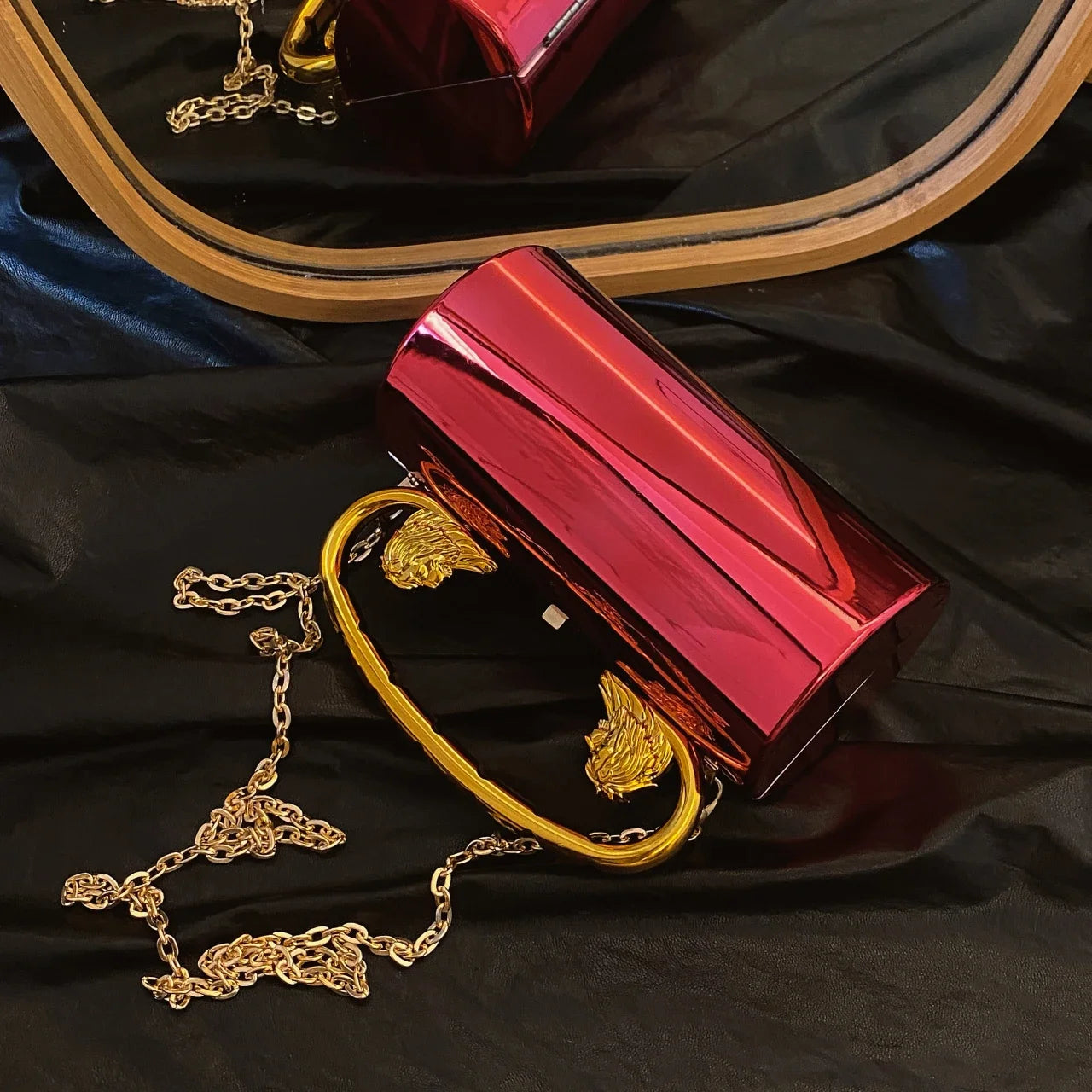 Clutch "Lion Majesty": Bolso Cilíndrico de Acabado Espejo