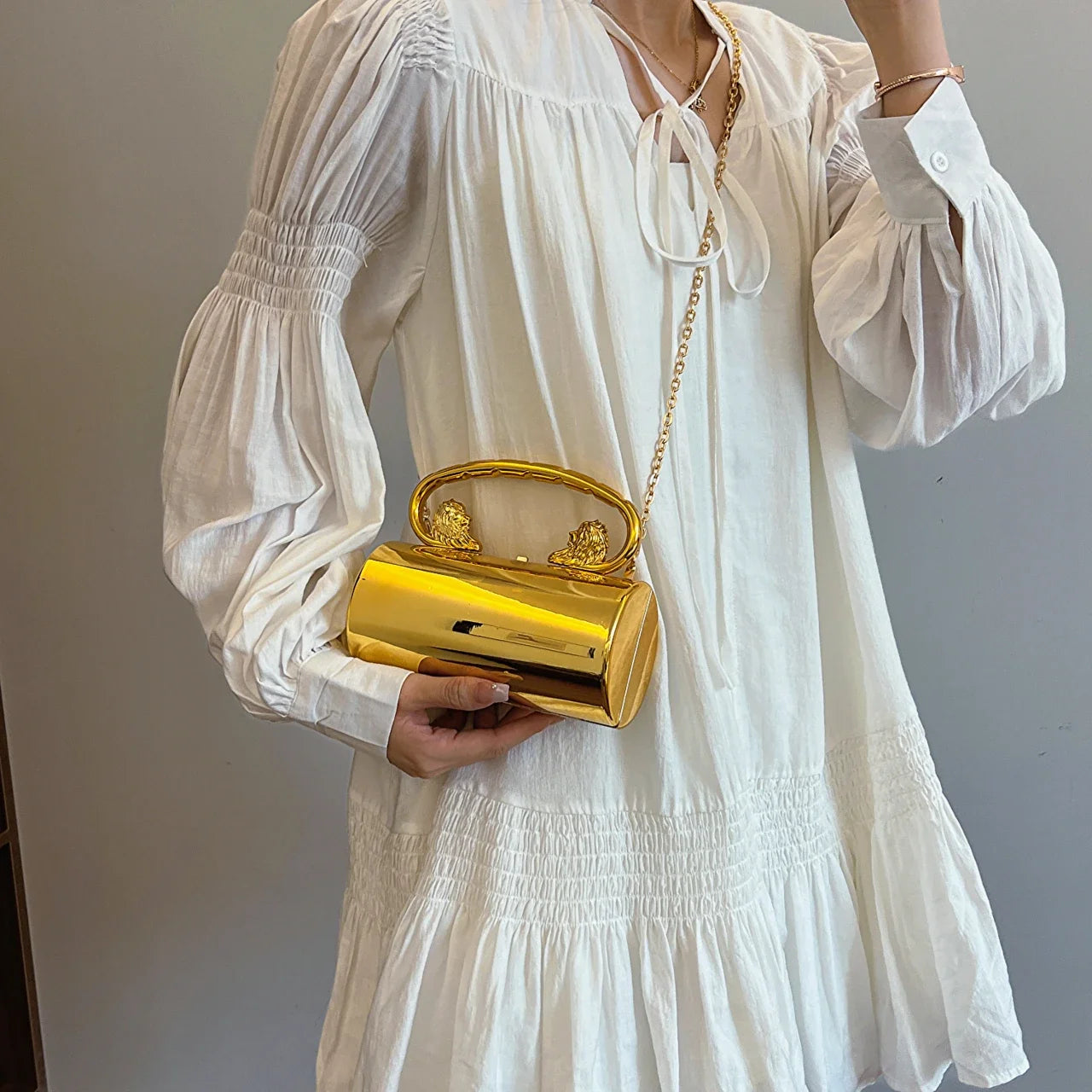 Clutch "Lion Majesty": Bolso Cilíndrico de Acabado Espejo