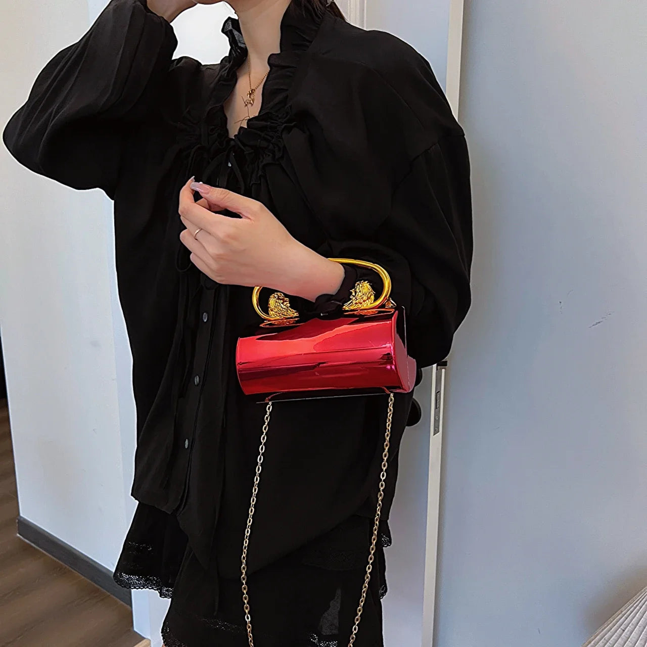 Clutch "Lion Majesty": Bolso Cilíndrico de Acabado Espejo