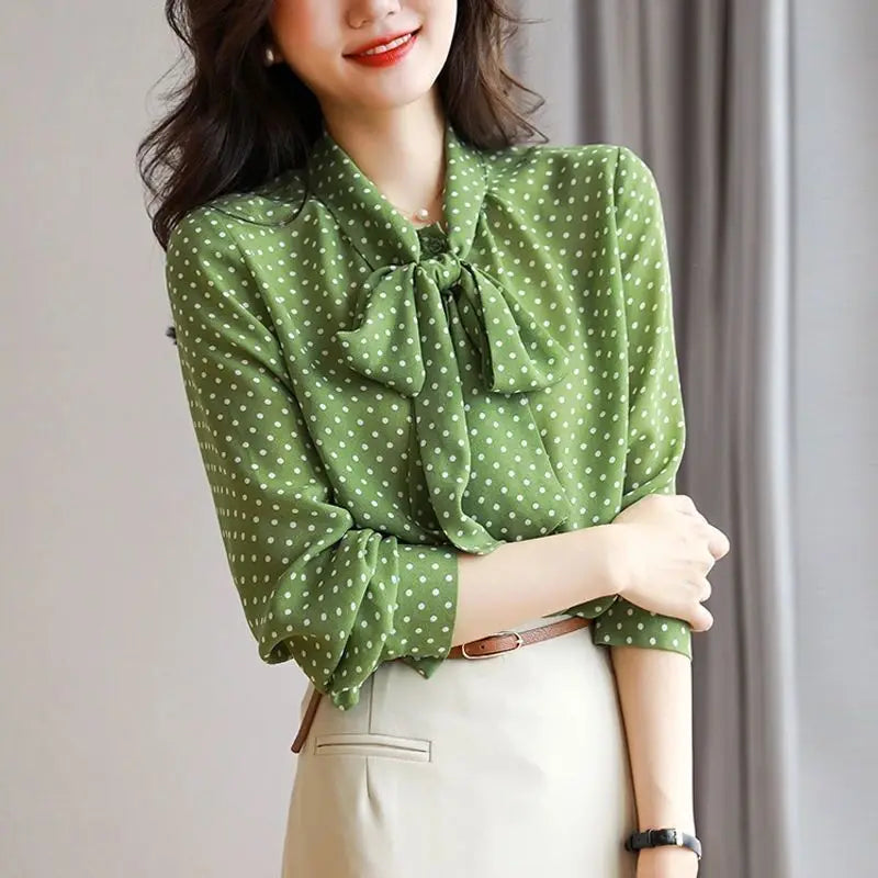Blusa "Retro Charm": Elegancia Verde con Lunares y Lazo