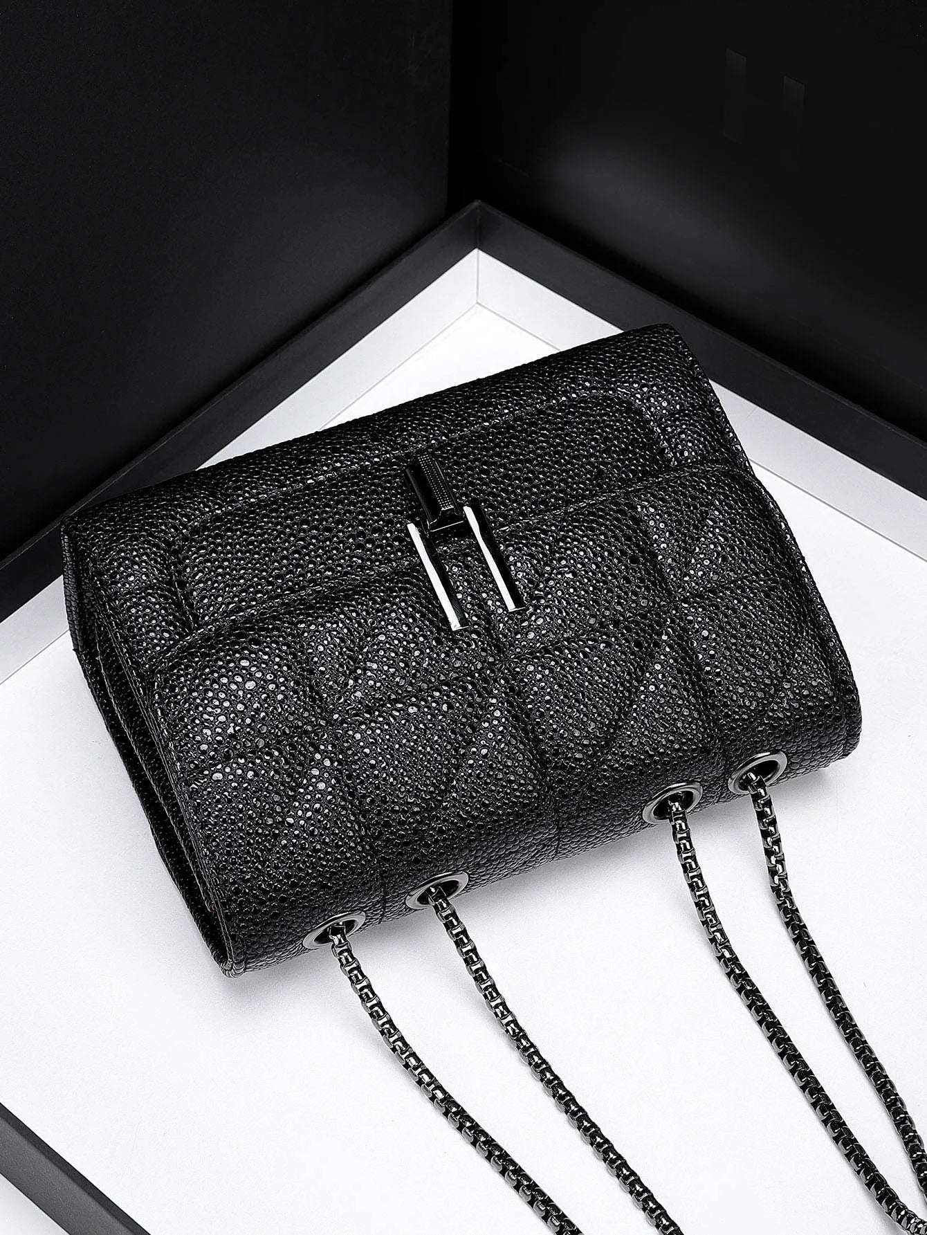 Bolso de Hombro "Obsidian Luxe": Textura Caviar y Herrajes Gunmetal