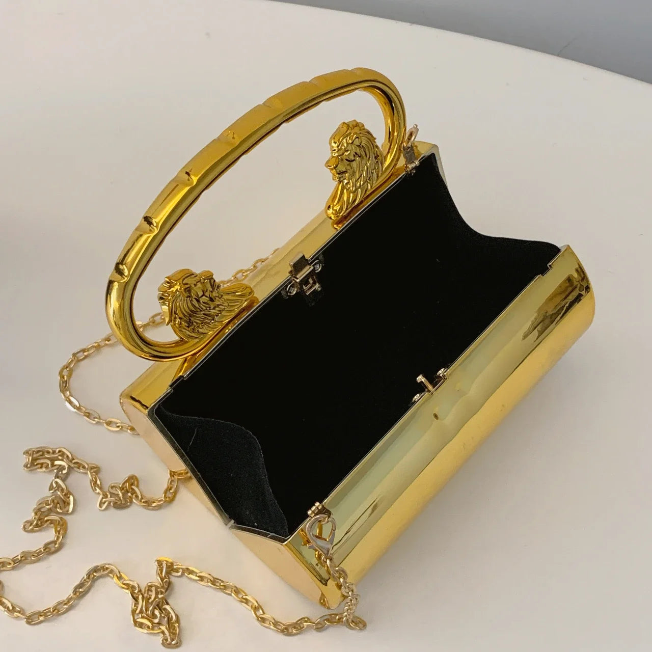 Clutch "Lion Majesty": Bolso Cilíndrico de Acabado Espejo