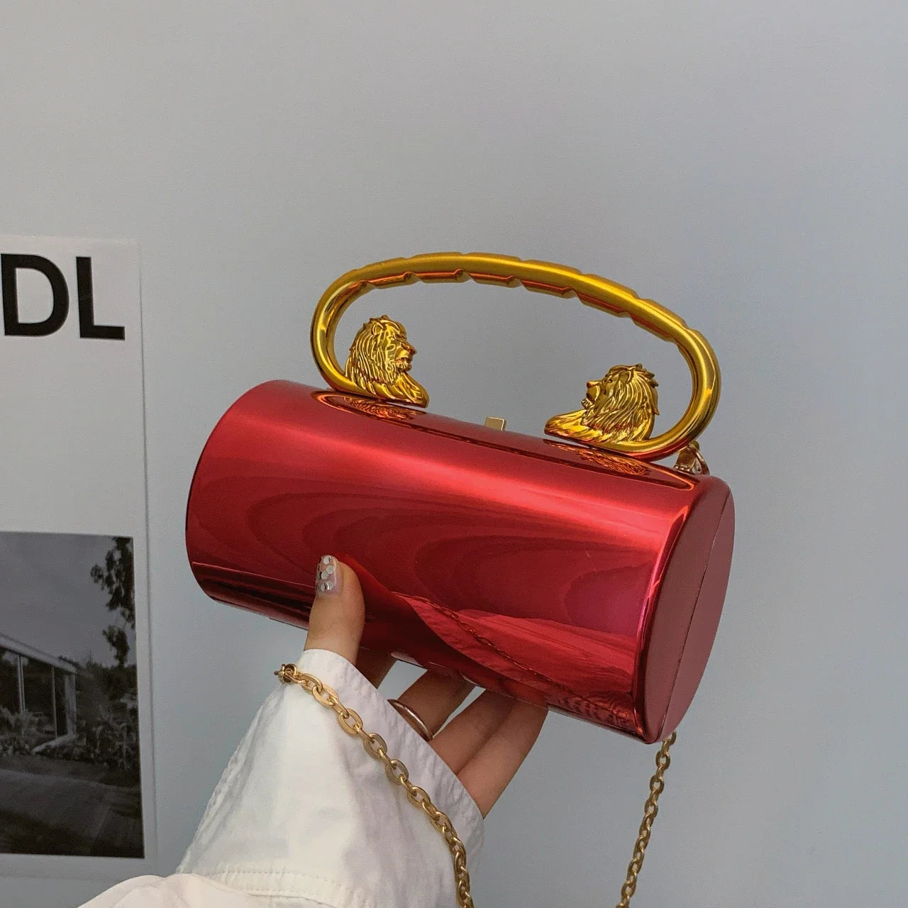 Clutch "Lion Majesty": Bolso Cilíndrico de Acabado Espejo
