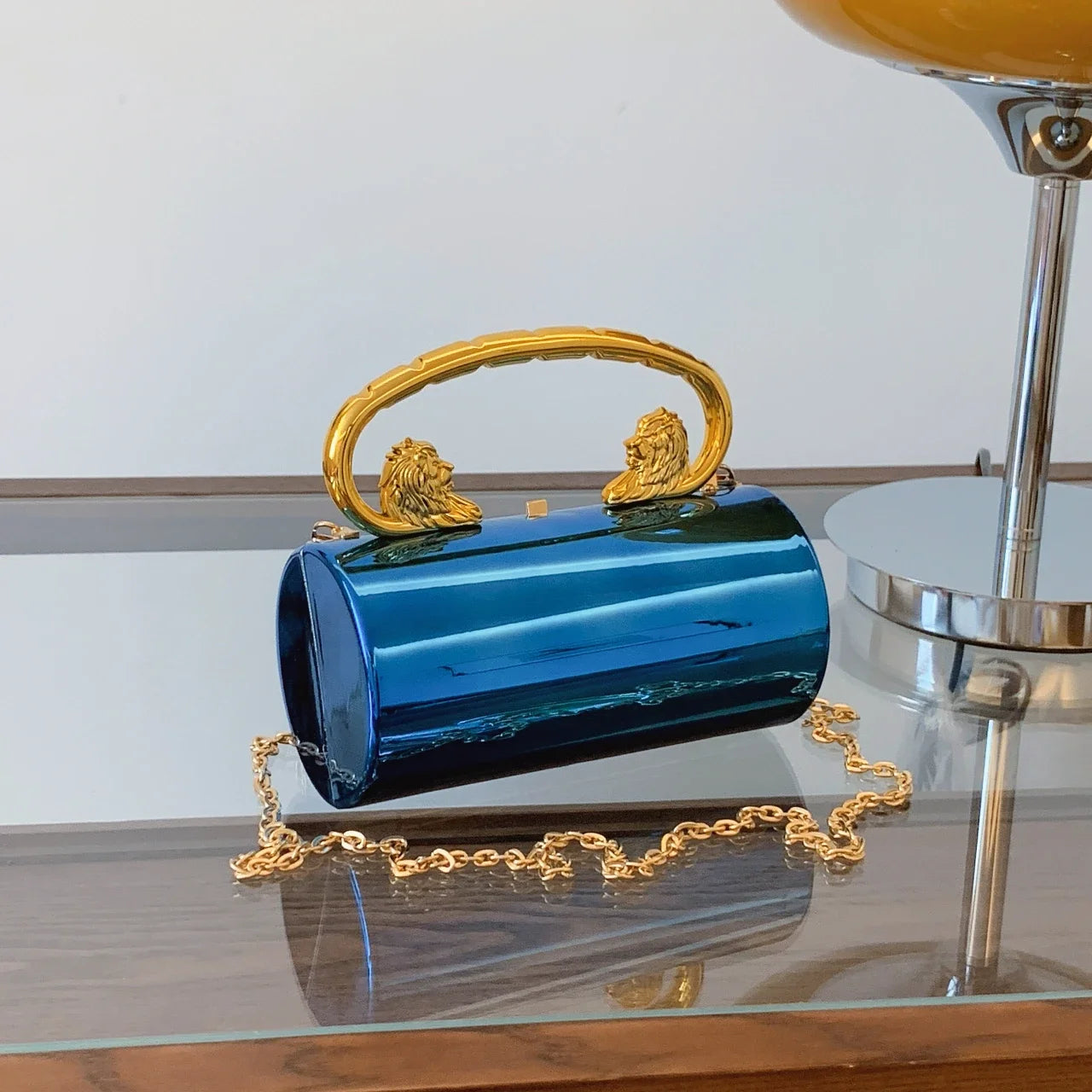 Clutch "Lion Majesty": Bolso Cilíndrico de Acabado Espejo