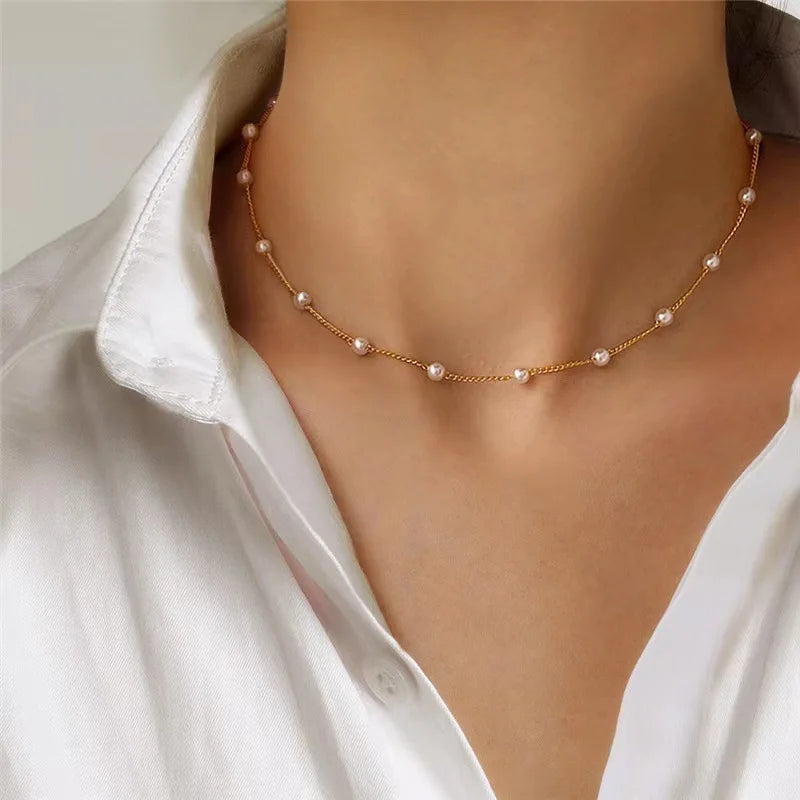 Collar Minimalista de Micro-Perlas y Eslabones de Oro