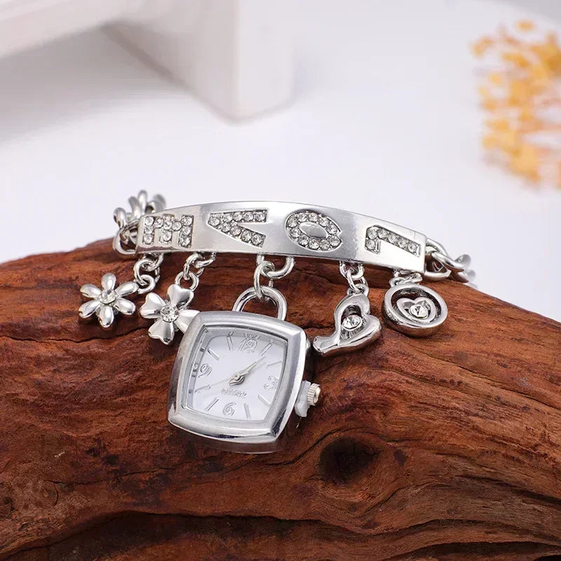 Reloj-Brazalete "Love Charms": Elegancia Juvenil con Dijes