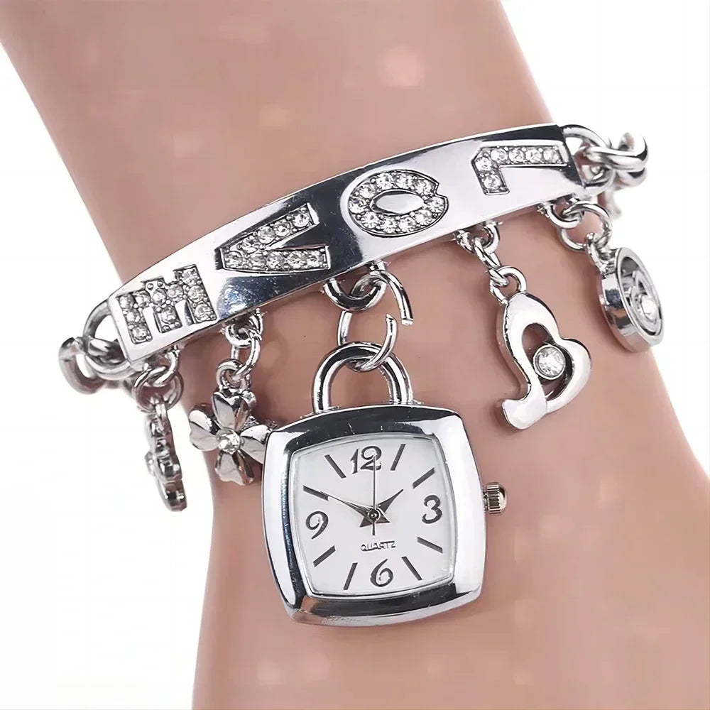 Reloj-Brazalete "Love Charms": Elegancia Juvenil con Dijes