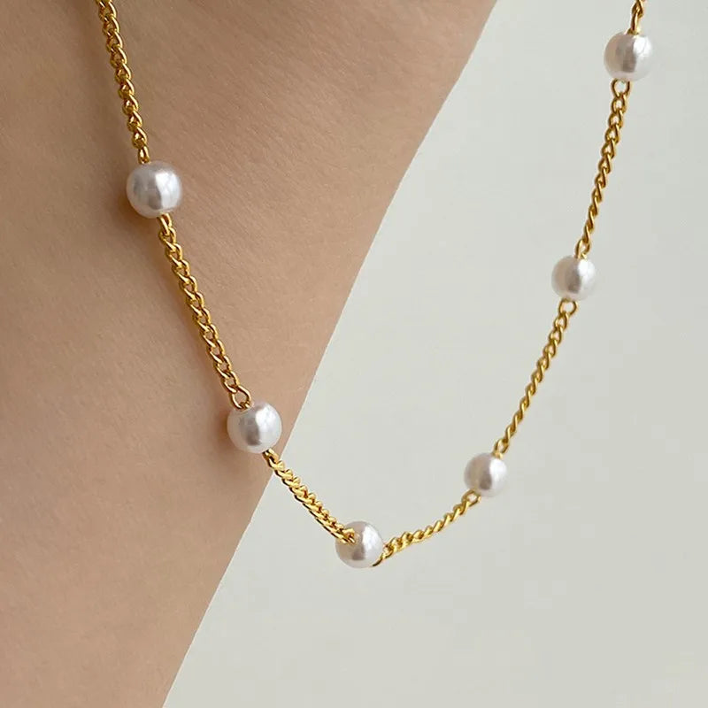 Collar Minimalista de Micro-Perlas y Eslabones de Oro