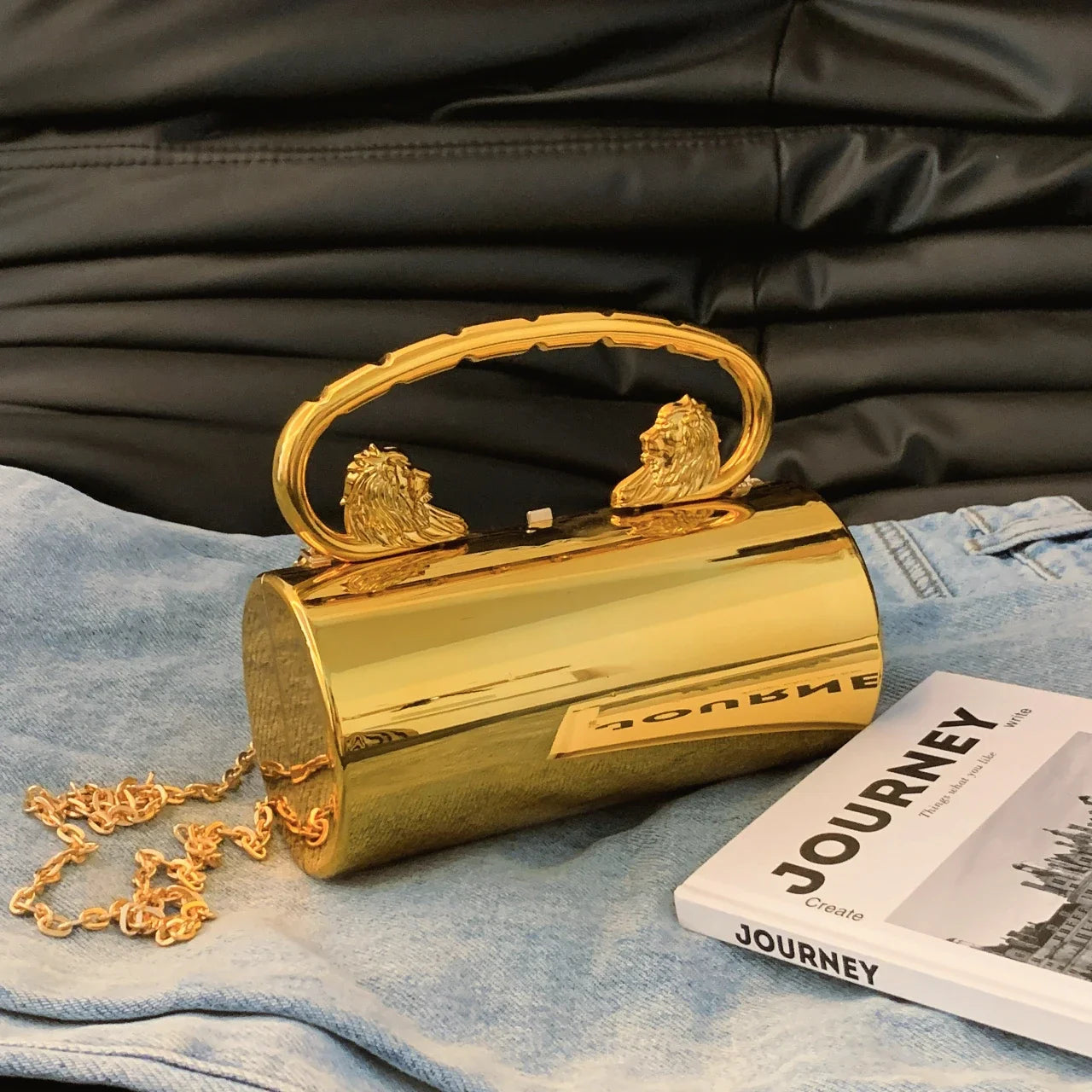 Clutch "Lion Majesty": Bolso Cilíndrico de Acabado Espejo