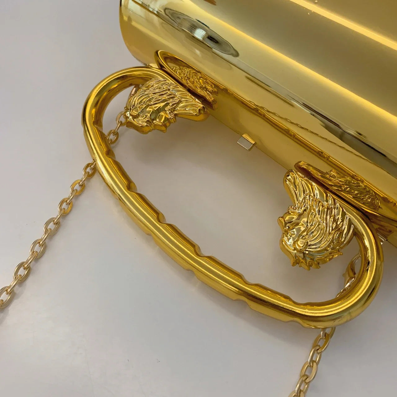 Clutch "Lion Majesty": Bolso Cilíndrico de Acabado Espejo