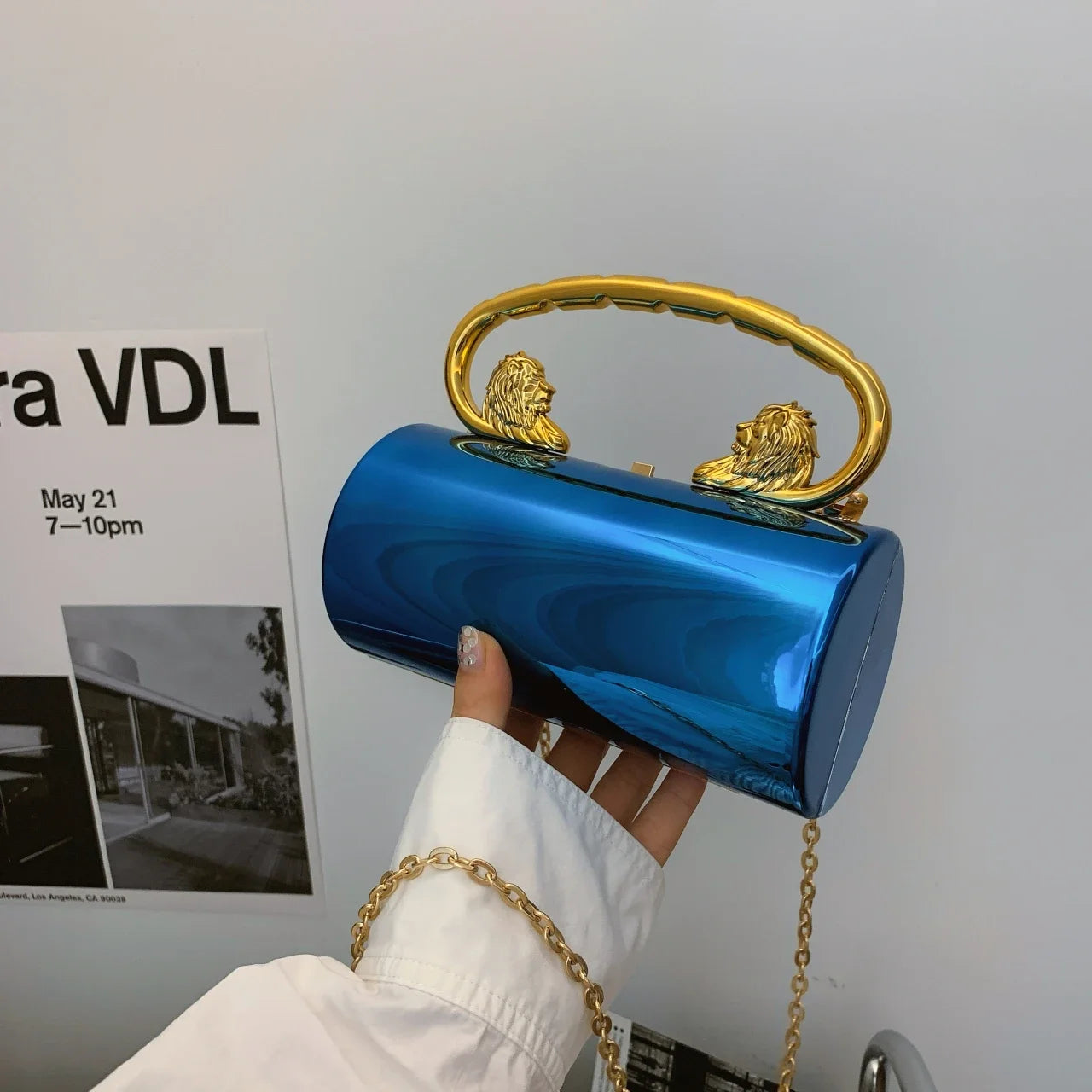 Clutch "Lion Majesty": Bolso Cilíndrico de Acabado Espejo