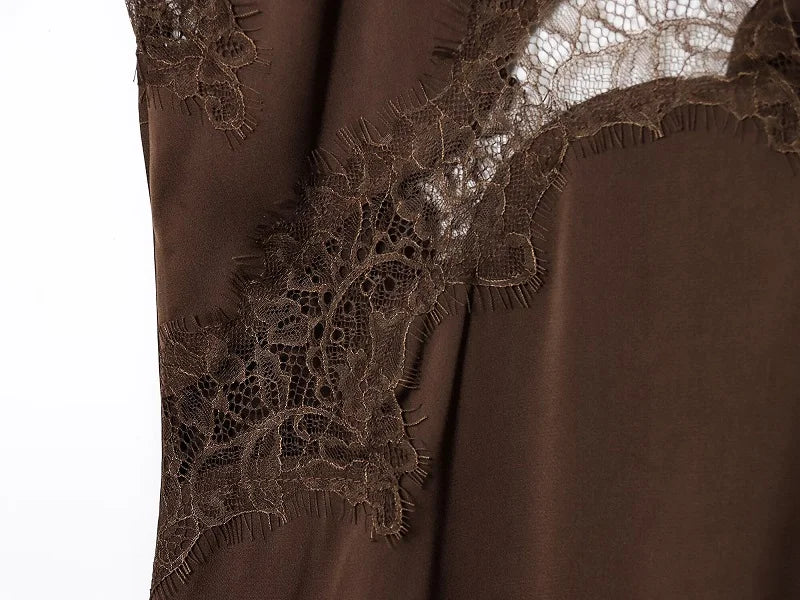 Alba - Vestido "Coco Lace": Vestido Lencero de Gasa Marrón con Encaje Asimétrico