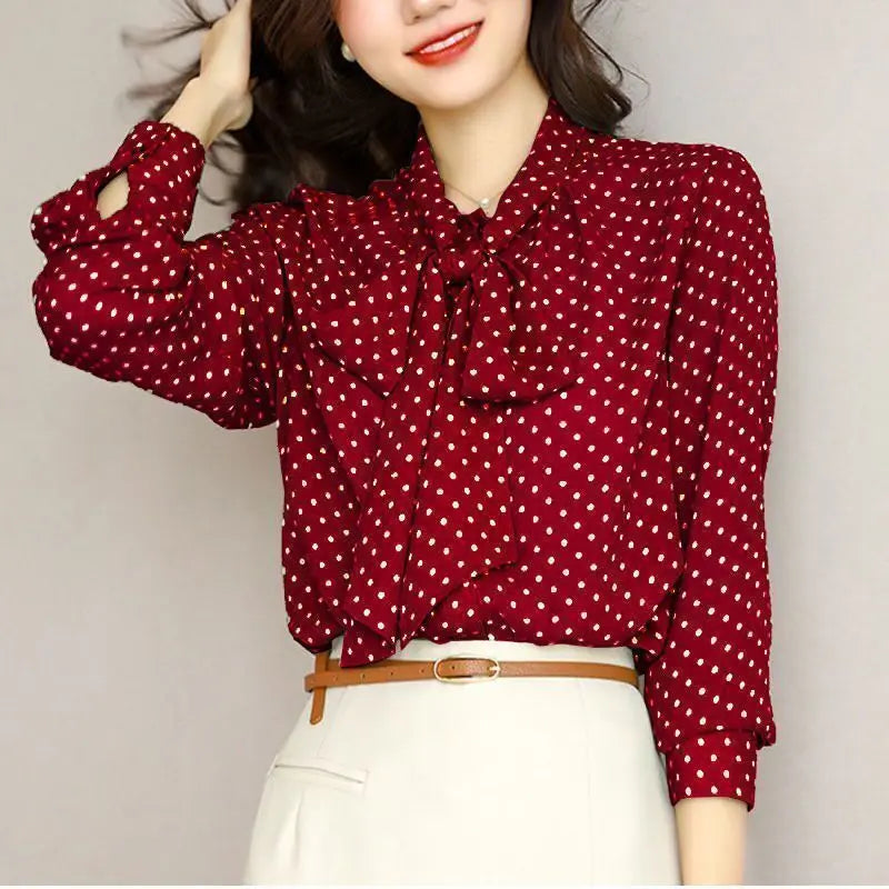 Blusa "Retro Charm": Elegancia Verde con Lunares y Lazo