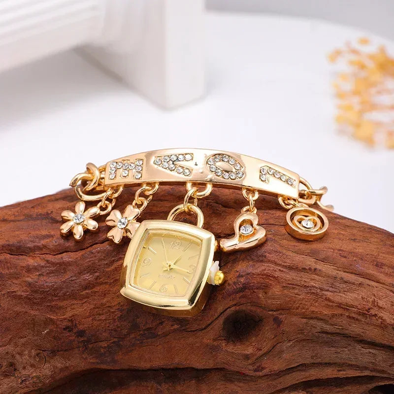Reloj-Brazalete "Love Charms": Elegancia Juvenil con Dijes