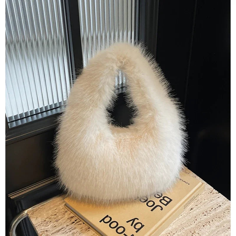 Bolso "Arctic Plush": Hobo de Pelo Sintético