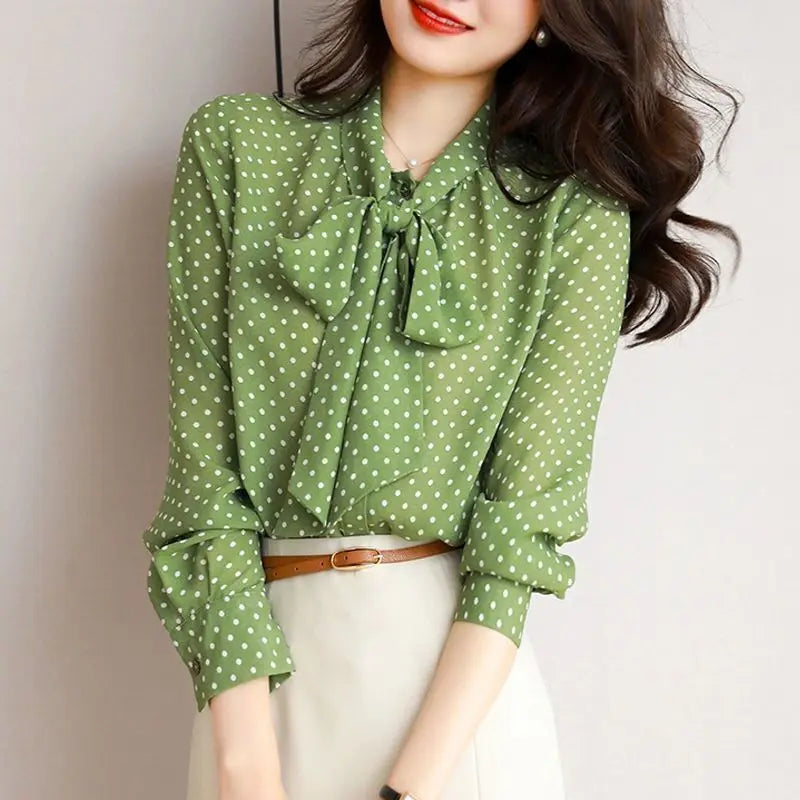 Blusa "Retro Charm": Elegancia Verde con Lunares y Lazo