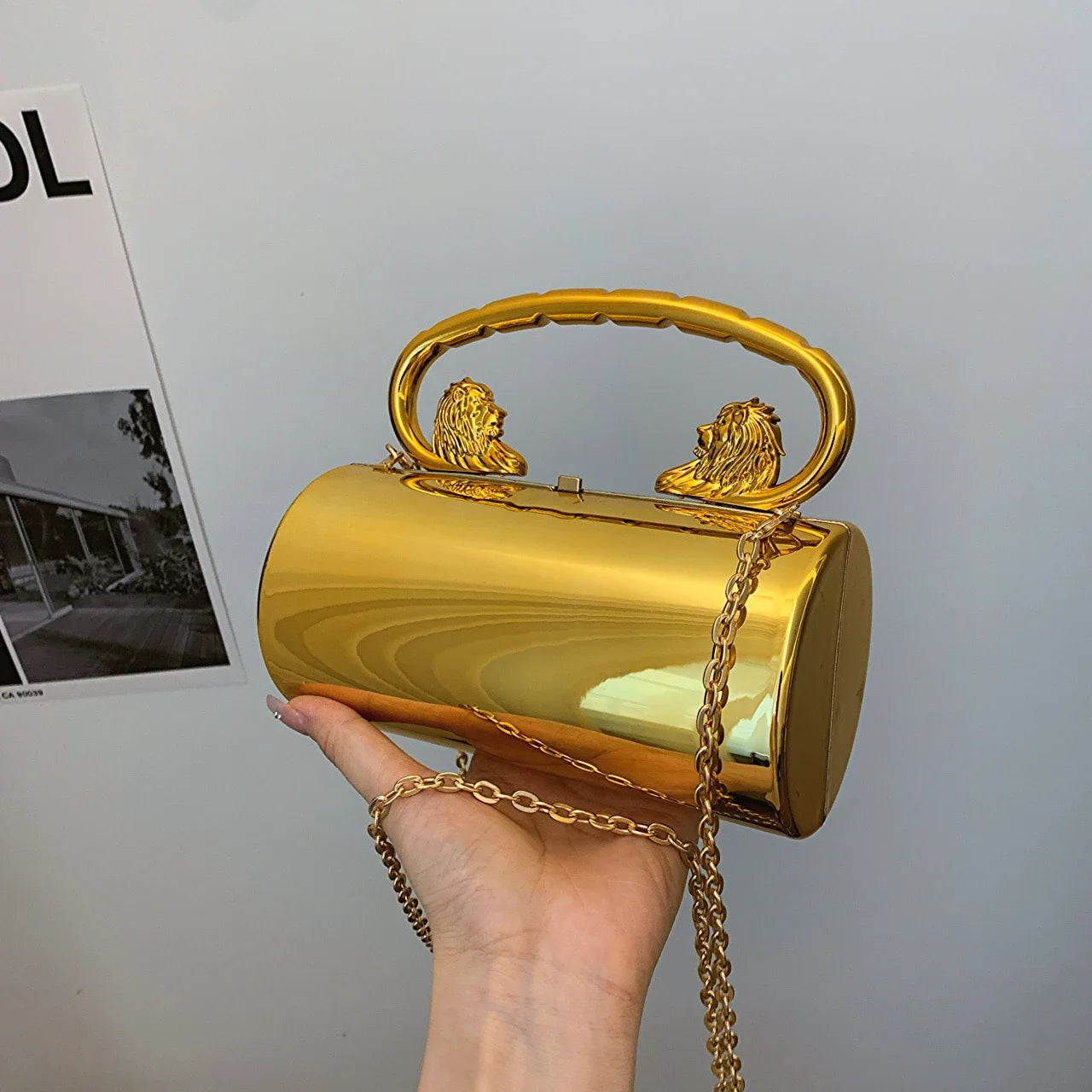 Clutch "Lion Majesty": Bolso Cilíndrico de Acabado Espejo