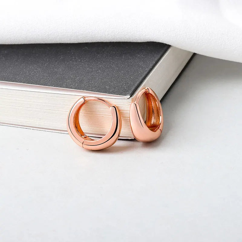 Arracadas Huggie Modernas: Elegancia Minimalista en Tres Tonos