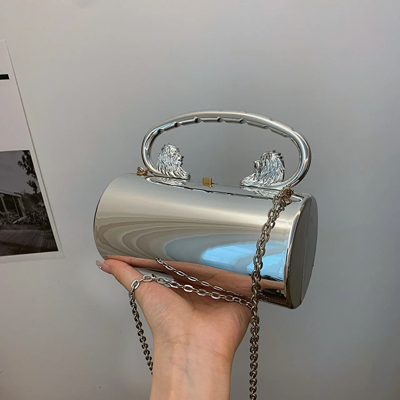 Clutch "Lion Majesty": Bolso Cilíndrico de Acabado Espejo
