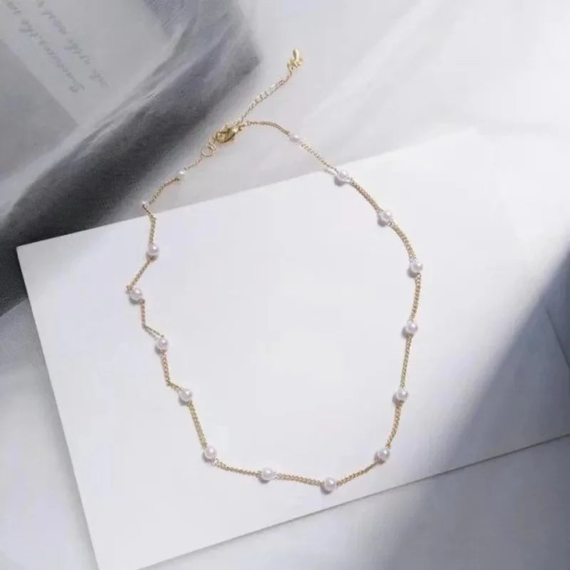 Collar Minimalista de Micro-Perlas y Eslabones de Oro