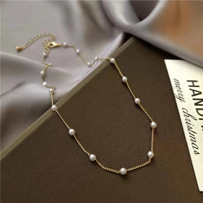 Collar Minimalista de Micro-Perlas y Eslabones de Oro