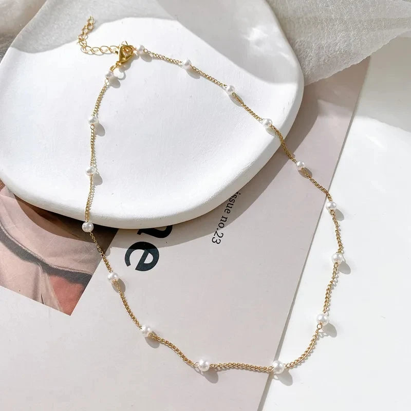 Collar Minimalista de Micro-Perlas y Eslabones de Oro