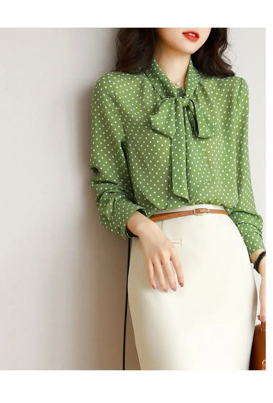 Blusa "Retro Charm": Elegancia Verde con Lunares y Lazo