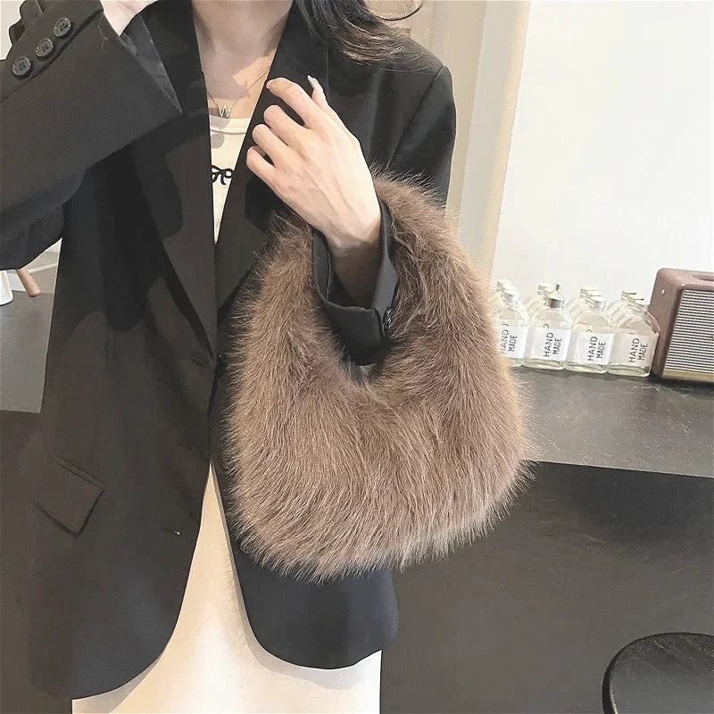 Bolso "Arctic Plush": Hobo de Pelo Sintético